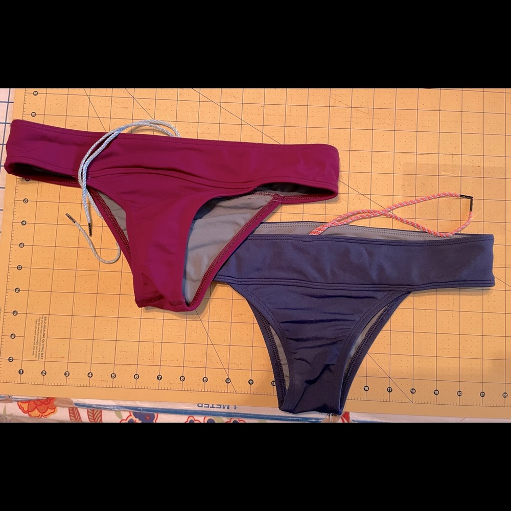 Jolyn softy II bottoms LOT size large maroon/navy